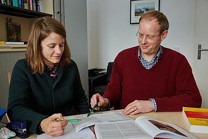 Dr. Mira Lehberger und Prof. Dr. Kai Sparke bei der Projektplanung