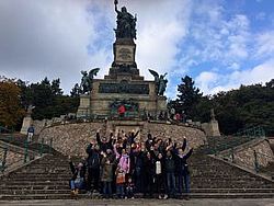 Gruppenbild vor dem Niederwalddenkmal