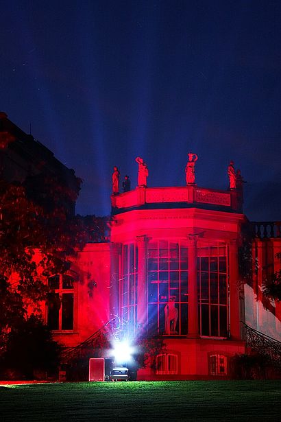 Villa Monrepos rot beleuchtet 