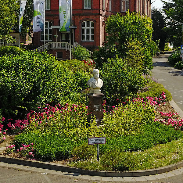 Das Verwaltungsgebäude und der Vorplatz auf dem Campus der Hochschule Geisenheim © Winfried Schönbach