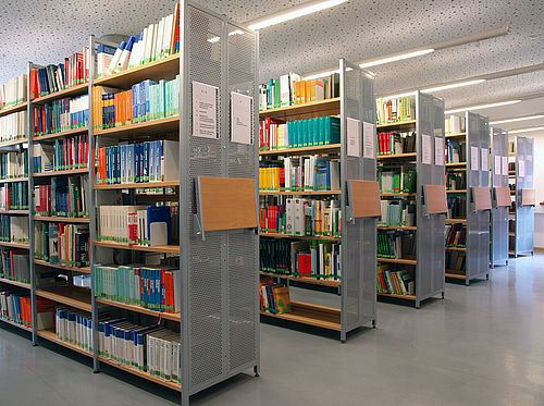 Regalreihen in der Bibliothek