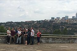 Gruppe beim Blick über Kigali