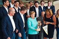 Foto der Gruppe mit Zoom auf die Kanzlerin