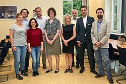 frontales Gruppenfoto stehend