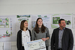 Studentinnen mit Auszeichnung in der Hand