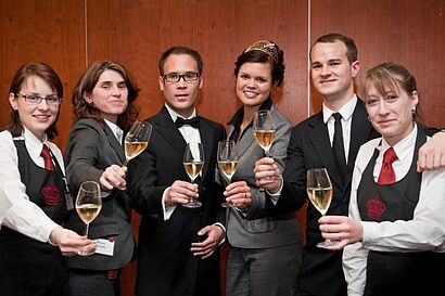 Kanidaten mit Sektgläsern 