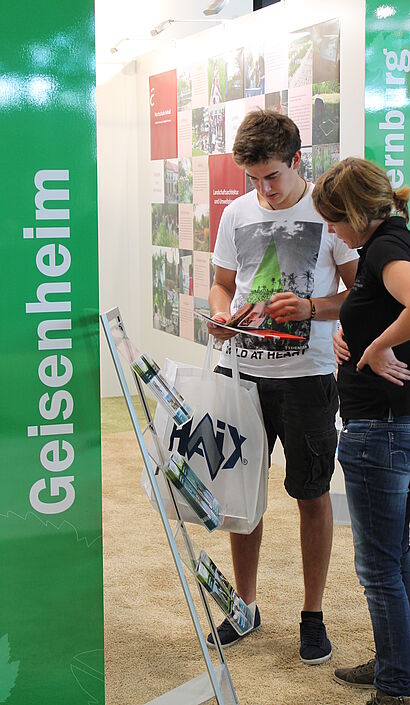 Beratungsgespräch mit einem Besucher