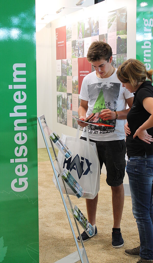 Beratungsgespräch mit einem Besucher