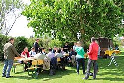 Gruppe an Bierbänken draussen sitzend