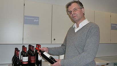 Gast Arne Reinhold und Weinflaschen