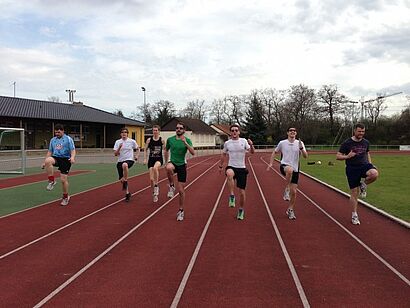 Studenten laufen auf dem Sportplatz