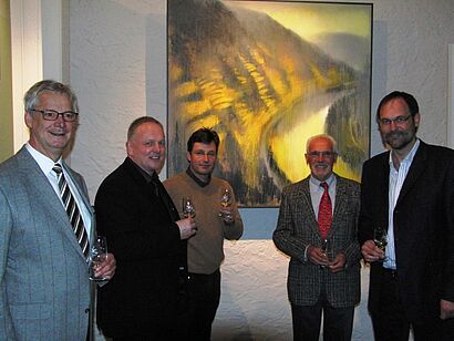 Männer vor einem Gemälde 