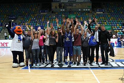 v.r.n.l. Robert Lönarz, Dr. Gunnar Wöbke und Hochschulsport-Koordinatorin Laura Nelles