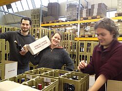 Studenten mit Kartons und Weinflaschen