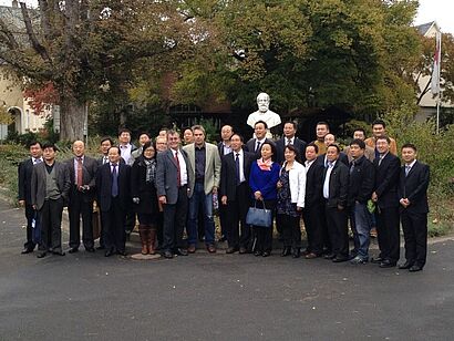 Gruppenbild auf dem Gelände der Hochschule