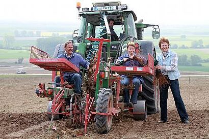 Familie und Traktor 
