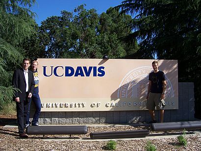 Männer vor UC Davis Schild