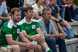 Hochschulpräsident im Publikum neben Weinelfspielern 