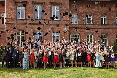 Gruppenfoto Absolventen und Absolventinnen