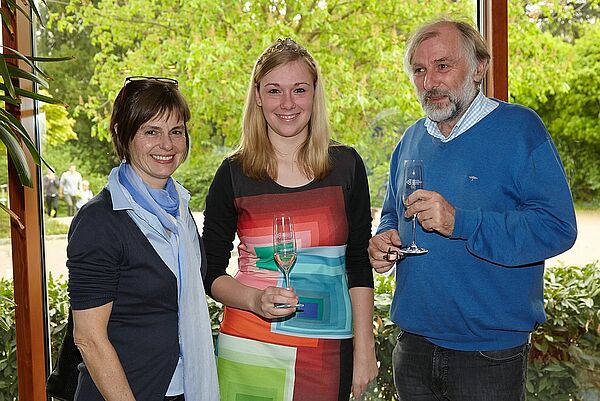 zwei Frauen und rechts ein Mann