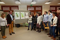 Studentengruppe und Plakate im Kreis stehend