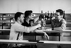 Drei Winzer stossen an