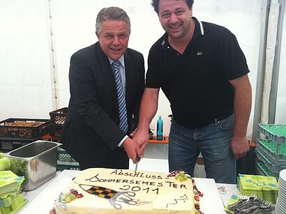 Klaus-Peter Willsch und Sébastien Loison mit der schmackhaften Raumfahrt-Rieslingtorte