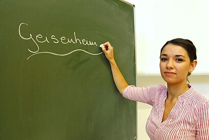Studentin schreibt Geisenheim an die Tafel