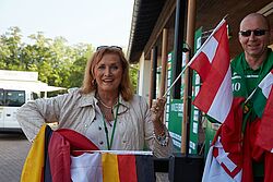 Erica Fischbach mit Fahnen in den Händen