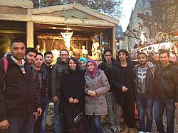 Gruppe auf dem Weihnachtsmarkt