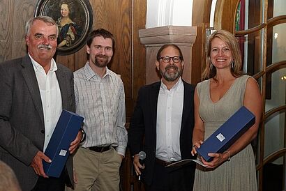 v.l.n.r.) : Die Organisatoren Prof. Dr. Dieter Hoffmann, Dr. Gergely Szolnoki mit dem AWBR- Präsidenten Prof. Dr. Larry Lockshin und Susan Goli-cic, eine der Preisträgerinnen des „Best Paper Award“