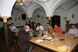 Mannschaft am Tisch sitzend