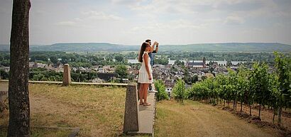 Mann und Frau stehend im Weinbergspanorama