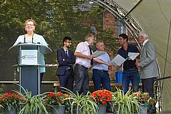 Gruppe auf der Bühne 