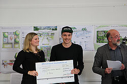 Studenten mit Auszeichnung in der Hand