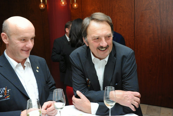 Männer sitzen lachend am Tisch