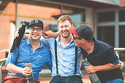 Drei Jungwinzer lachend