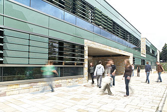 Menschen vor dem modernen Instituts- und Laborgebäude der Hochschule Geisenheim. © Hochschule Geisenheim / ppsstudios.com