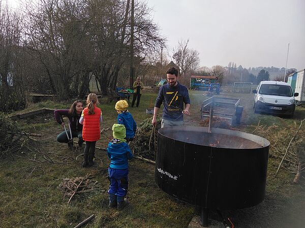 Aktionstag Biokohle auf der Kinder- und Jugendfarm Oestrich-Winkel