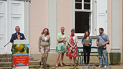 Henriette Derix und Eva Schmidt mit den Zweitplatzierten Martina Heims und Kai Faust bei der offiziellen Preisverleihung.