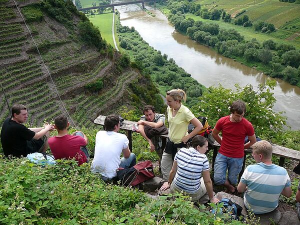 Studenten im Weinberg