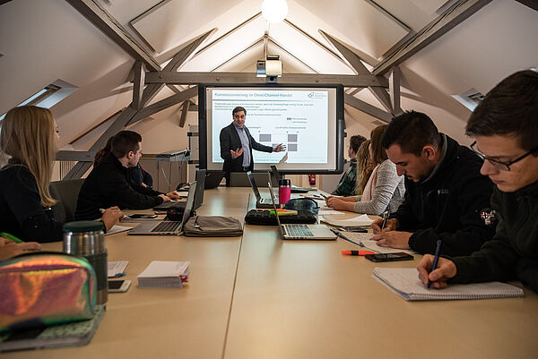Studierende in einer betriebswirtschaftlichen Vorlesung © Filmagentur Rheingau