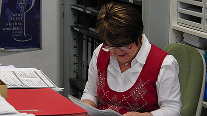 Frau am Schreibtisch 