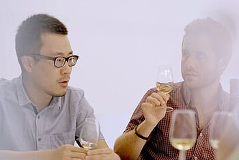 Zwei Studierende in der Sensorik-Übung unterhalten sich. © Hochschule Geisenheim