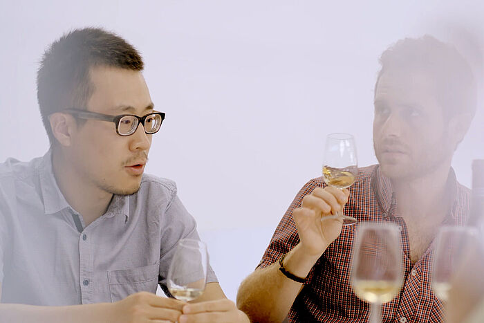 Zwei Studierende in der Sensorik-Übung unterhalten sich. © Hochschule Geisenheim