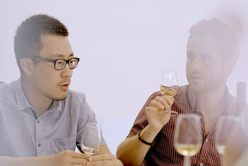 Zwei Studierende in der Sensorik-Übung unterhalten sich. © Hochschule Geisenheim