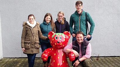 Herr Kirn mit Studierenden 