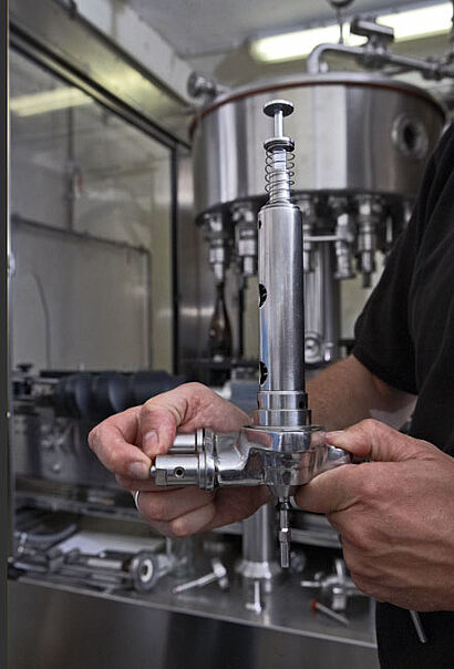 Maschinen und Haende sichtbar