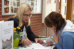 Frau berät Interessentin
