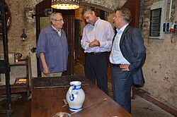 Drei Maenner unterhalten sich 